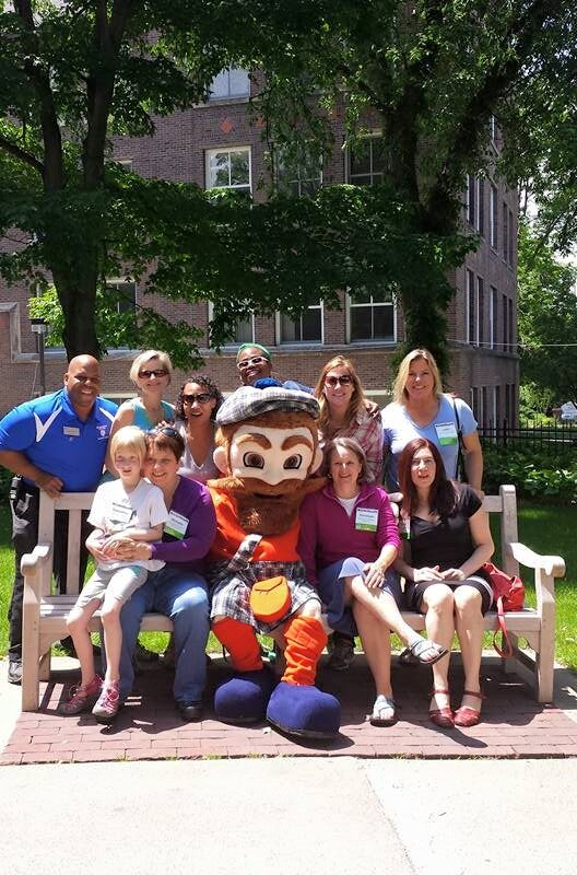 Class of 1990 alums pose with Mac the Scot